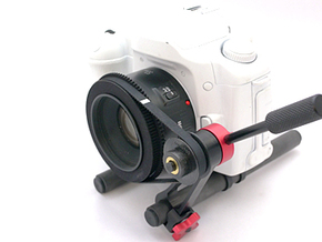 俏皮50(佳能50mm F1.8)跟随焦点适配器在白色天然多功能塑料