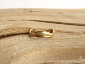 Ebb and Flow Band No.7 - Pinch me, size 7 in Natural Brass