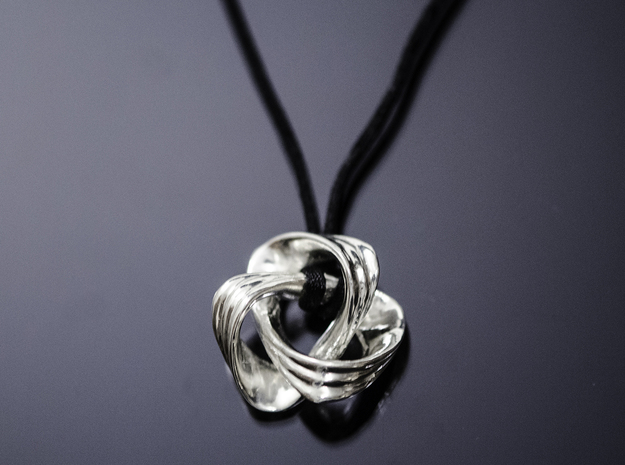 Nudo Pendant in Fine Detail Polished Silver