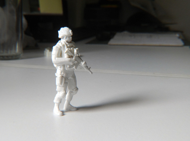 Modern Soldier Standing Esc: 1/24 in White Natural Versatile Plastic
