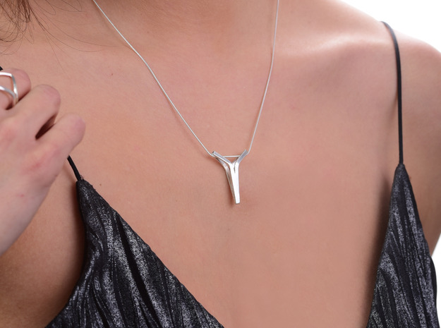 YOUNIVERSAL BOND, Pendant. Pure Elegance in Polished Silver