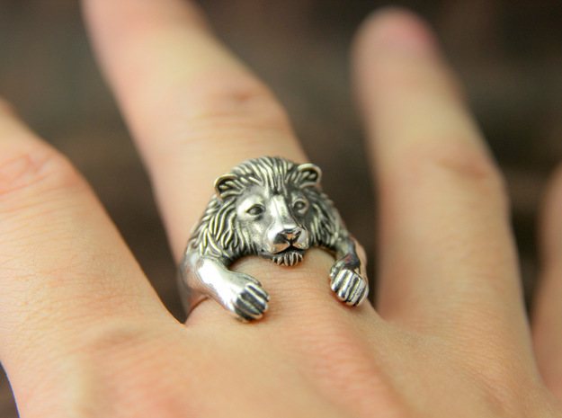 Lion Hug Ring in Polished Silver: 10 / 61.5