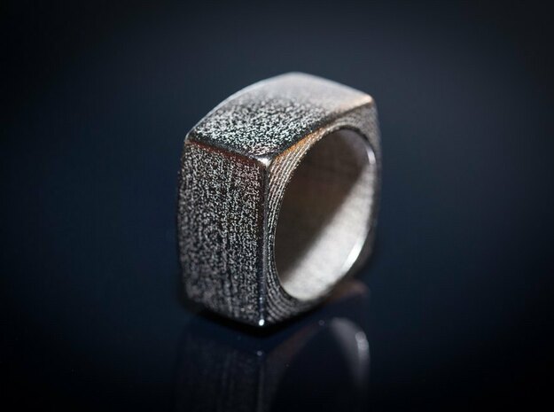 The Minimal Ring in Polished Nickel Steel