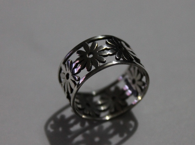 35 Daisy V5 Ring Size 7.5 in Fine Detail Polished Silver