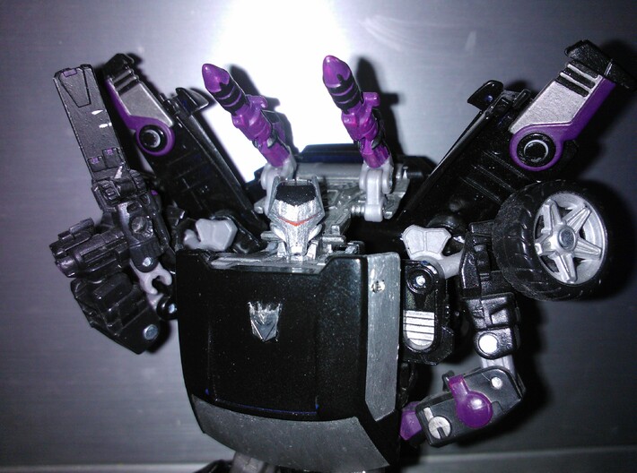 Vehiconoggin V3 FINAL 3d printed Painted final version on Super Vehicon. Unfortunately due to a combination of silver paint and camera flash the details are somewhat lost, but all detail shown on the rendered version is present in the printed model =)