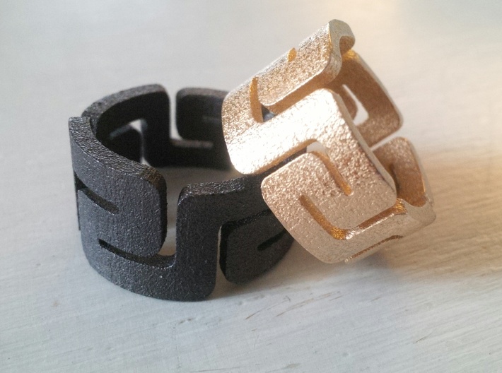 MeandeRing Men Ring [Multiple Sizes] 3d printed Left: Matte Black Steel /  Right: Polished Gold Steel