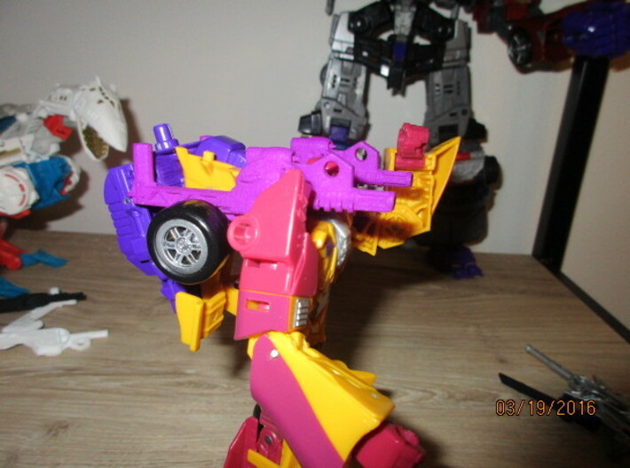 Menasor Brace Cannons 3d printed The 'thumb' of the backpack nests into Dragstrip's vehicle front assembly