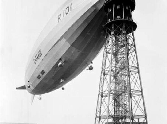 R101 1/1250th scale With Stand 3d printed R101 at the mast at Cardington