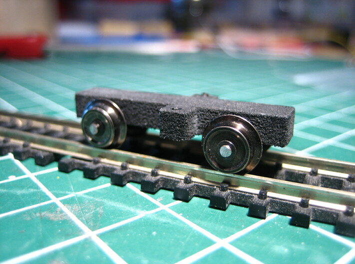 N rolonderstel voor dummy SIK NS 200-300 locomotor 3d printed WSF zwart gespoten met puntjes van metalen wielsetjes afgeslepen
