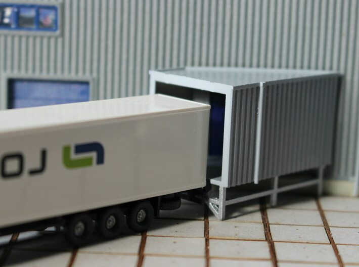 N Angular Dockshelter Right w/ rear wall 3d printed Painted model with truck