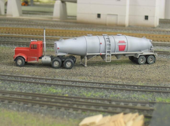 HO 1/87 Dry Bulk Trailer 16 Fruehauf 3d printed Note the photo is of the 'extra-hatches' version. My own model with Athearn cab. I produced the decals myself. The lights are jewels.