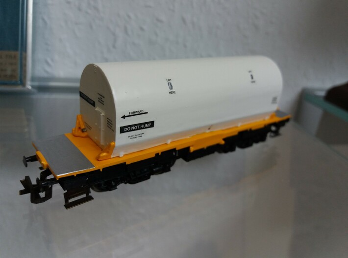 N scale 1/160 NASA SRB Flatcar Cover (1-piece) 3d printed A customers model. Although not fitted to the correct car, it shows the painted Cover, complete with decals (which I can supply).