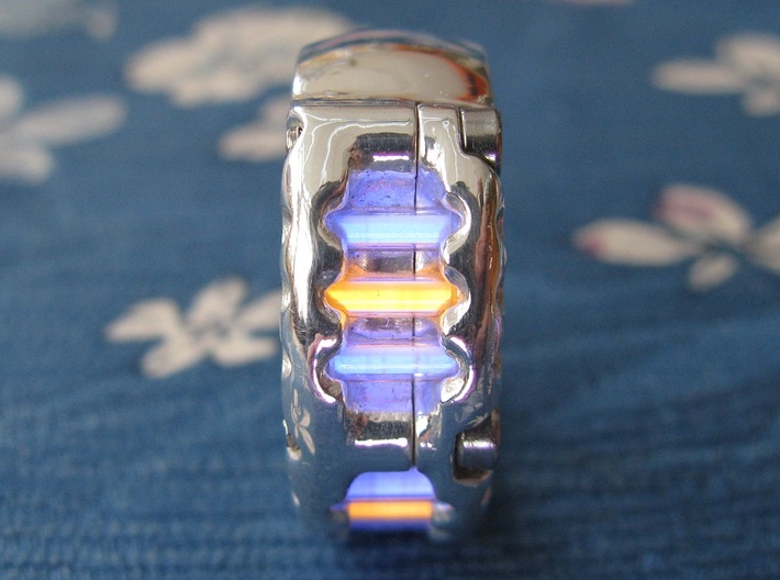 US14 Ring VI: Tritium 3d printed In this picture the phosphorus coating on the tritium vial being energised by UV light.