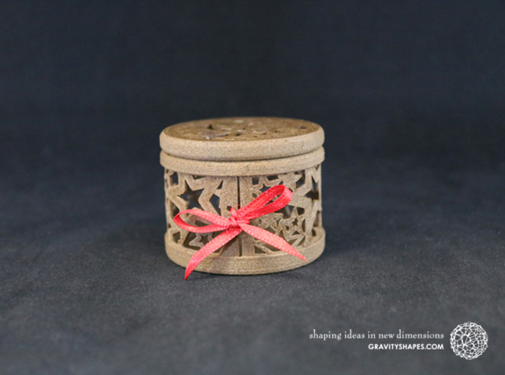 Gift Box No. 1 with Stars (filigree, short) 3d printed The photo shows an own print (FDM print) made of brown wood incl. decorative lacing.