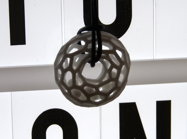 Voronoi tor pendant with little balls moving freel 3d printed