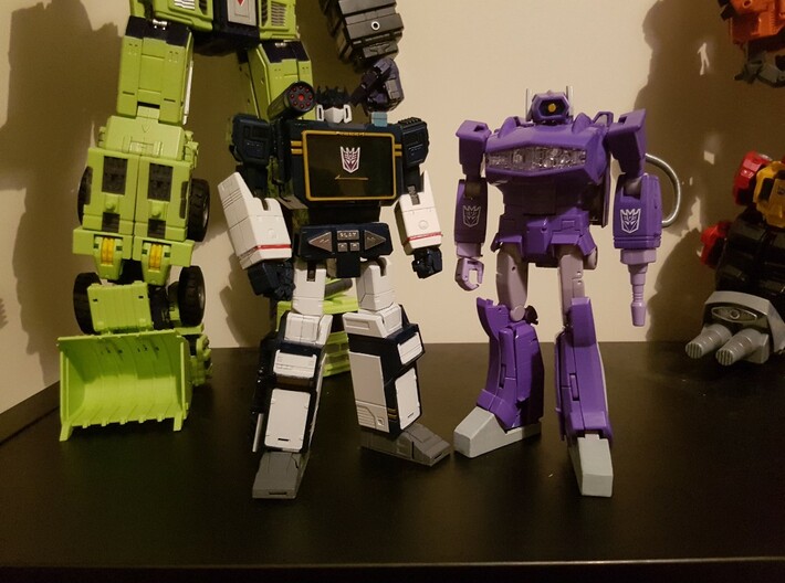 Transformers MP Shockwave feet 3d printed Comparison with MP Soundwave