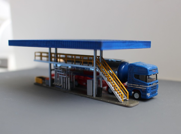 N Tank Truck Loading Bottom (part 1/2) 3d printed Painted platform, the grit box, wheelie bin and control cabinet are sold separately