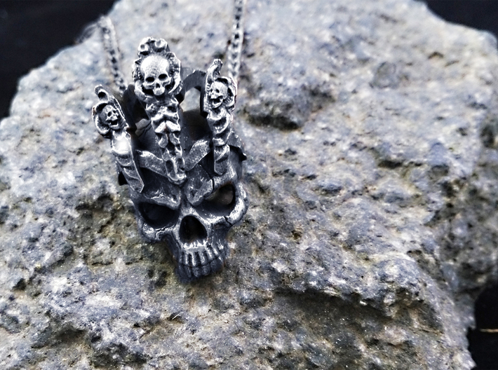 King of worm Skull Pendant 3d printed