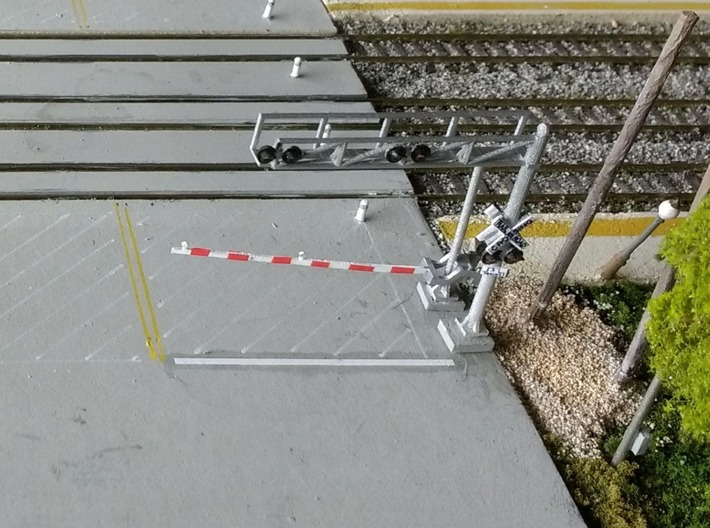 N Scale Crossing Gates 2 Lanes 2x2 3d printed Painted set, thanks for the picture Dave!