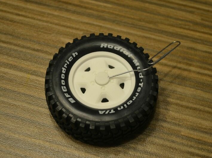Tamiya CC-01 '92 Jeep Wrangler Rim V2.1 3d printed Cap can be removed with paper clip