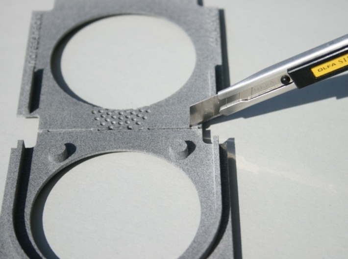 Montagerahmen für Sprechanlage 3d printed Die beiden Teile werden mit dem Bastelmesser getrennt