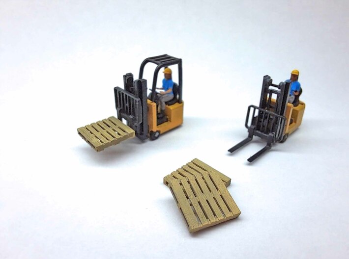 N Scale Small Forklift with Driver and Pallets 3d printed 