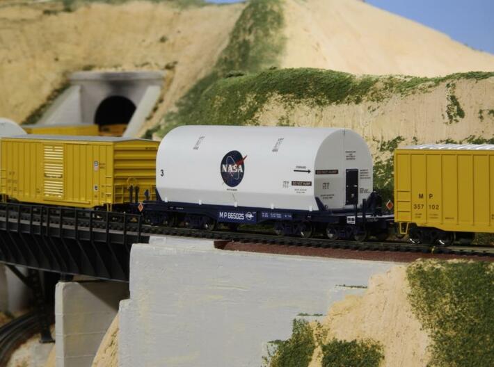 HO 1/87 NASA space shuttle SRB flatcar cover 3d printed Alternative decals on this cover.