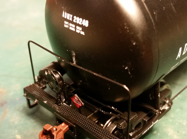 HO Scale Tank Car Shield for 2 Cars 3d printed Trim center handrail mount off.