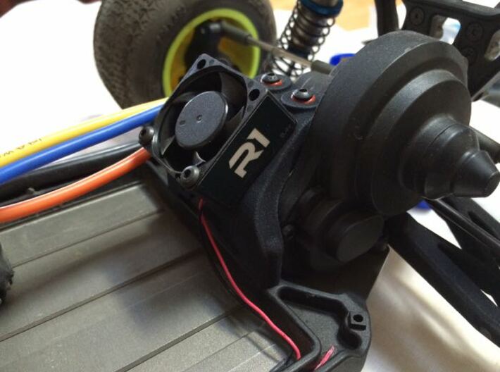 B5M / T5M / SC5M Chassis Brace With Fan Mounting,  3d printed Side view of part on the car, with R1 fan (15 mm thick)