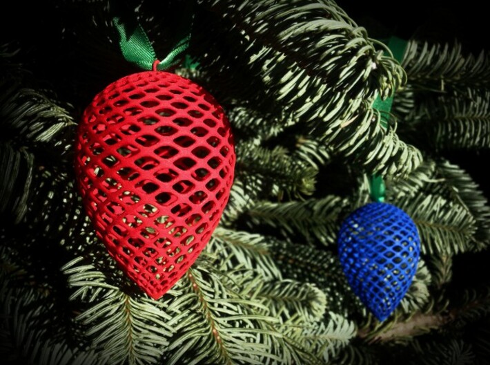 Christmas Pine Cone Decoration 3d printed Red and Blue Pine Cones in Christmas tree